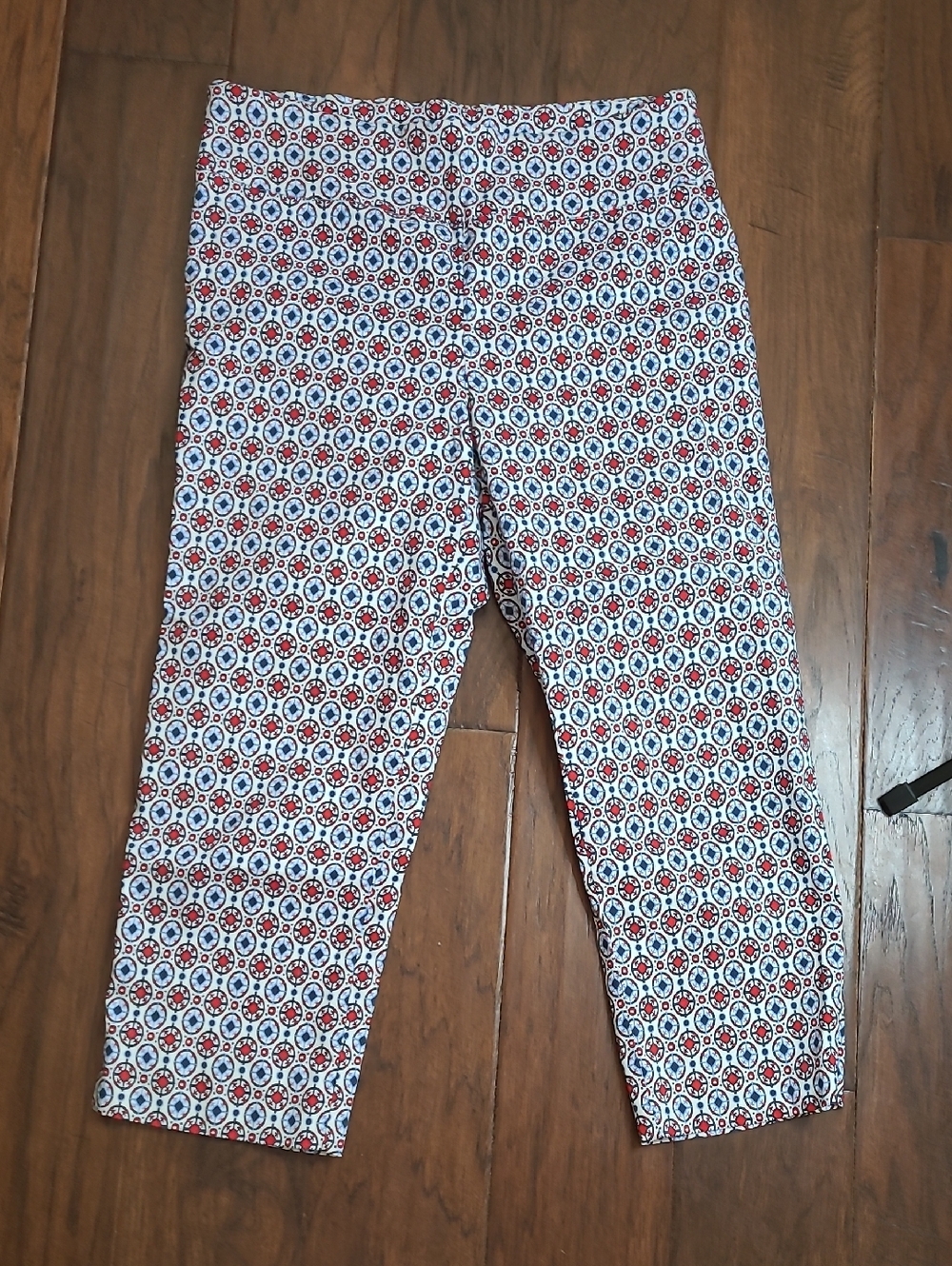New Directions Light Taupe Capris with Red, White & Blue Geometric Print size 10